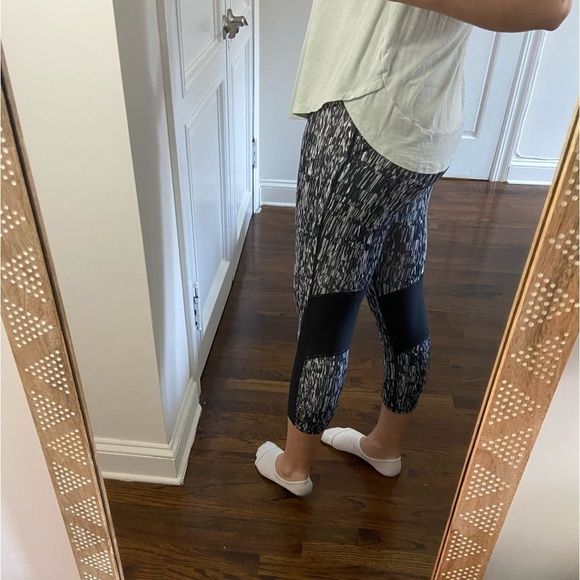 Nike Dri Fit Capri Leggings Black White Gray Mesh Back Cutouts & Pocket Medium - Picture 2 of 11